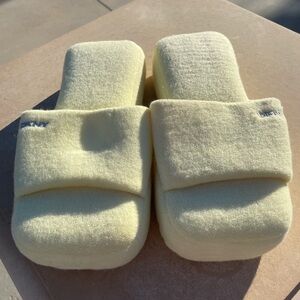 DKNY Women's Slip-On Slippers Size Medium